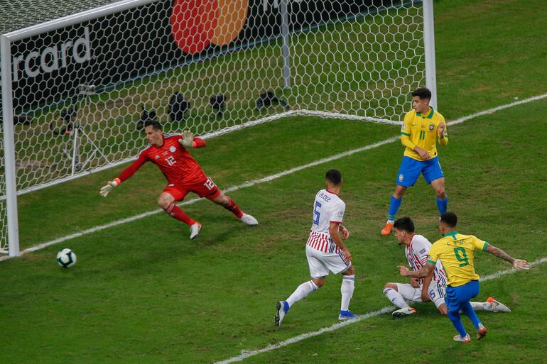 Roberto Firmino definió con un remate que pasó cerca del palo.