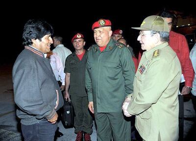 El expresidente de Bolivia Evo Morales (i), y el fallecido presidente de Venezuela Hugo Chávez (c,) y continúa hoy el chavismo, han sido defensores y aliados de la dictadura más antigua del continente, Cuba, ahora regido por el general Raúl Castro  (d).