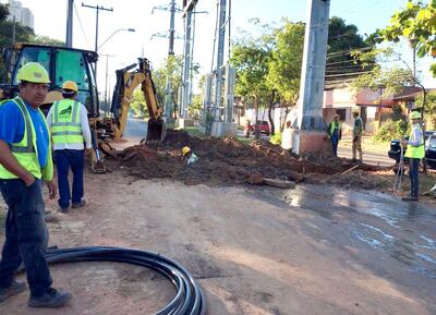 Los obreros excavando donde la ANDE instaló su red de 220 kV.