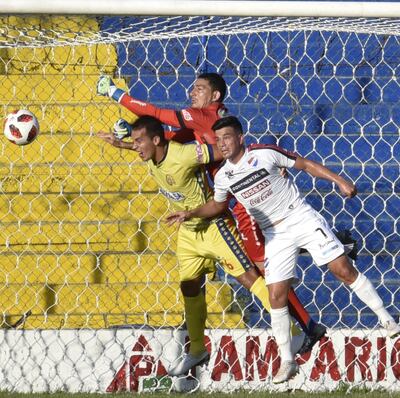 Buena intervención del portero capiateño,   Samudio, ante su compañero Vergara y Alegre, de Nacional.