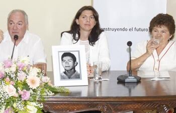 autoridades-del-ministerio-de-justicia-de-la-fiscalia-de-dd-hh-del-ministerio-del-interior-de-la-embajada-argentina-en-asuncion-junto-a-lorenza-v-225234000000-1514461.jpg