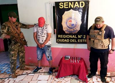 El presunto traficante Cristian Cano, junto a las evidencias incautadas de su poder fueron enviadas a la base de la Senad.