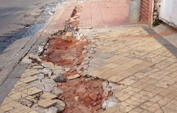la-essap-y-la-municipalidad-se-tiran-la-pelota-sobre-la-responsabilidad-en-torno-al-estado-de-esta-vereda--195718000000-1335113.jpg