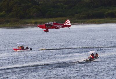 Uno de los aviones casi se confunde con botes que surcan la bahía de Asunción, en un vuelo rasante.