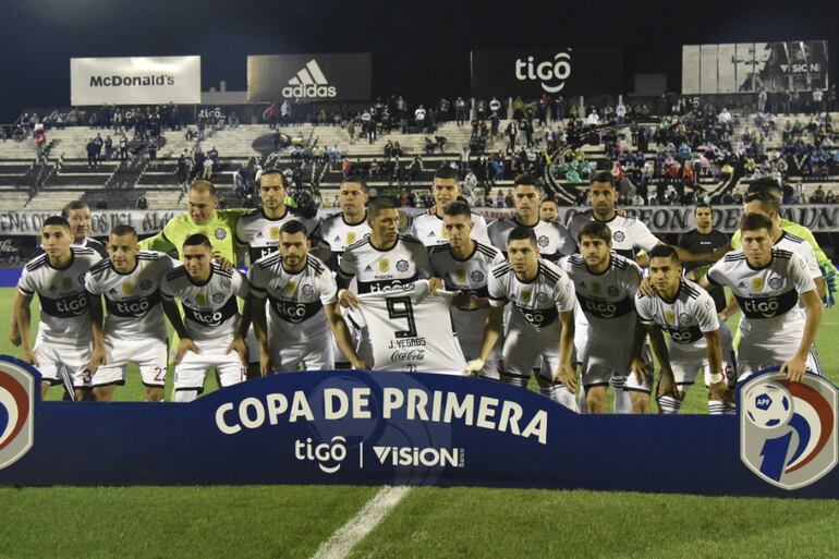El plantel completo de Olimpia posó con la camiseta del adolecente de 14 años, Javier Yegros, fallecido ayer como consecuencia de las severas lesiones sufridas el pasado lunes.