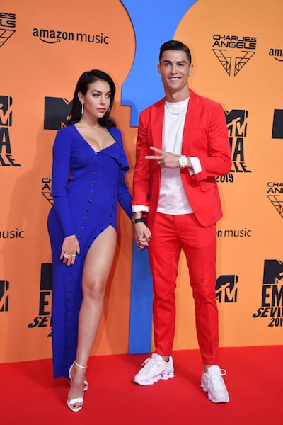 El futbolista Cristiano Ronaldo y su pareja Georgina Rodríguez posan durante el photocall de los premios MTV European Music Awards (EMA) que reconocen a los principales artistas europeos del momento, este domingo en Sevilla.