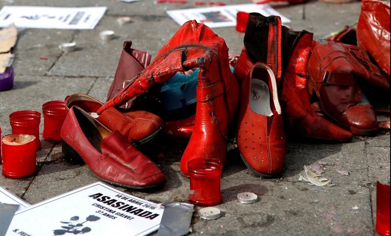 Velas, panfletos y zapatos, durante una acampada contra la violencia machista en la Puerta del Sol en Madrid.