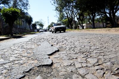 La calle Pa’i Américo Ferreira, en  casi en toda su extensión, está destrozada. La  vía comunica con el Acceso Sur.