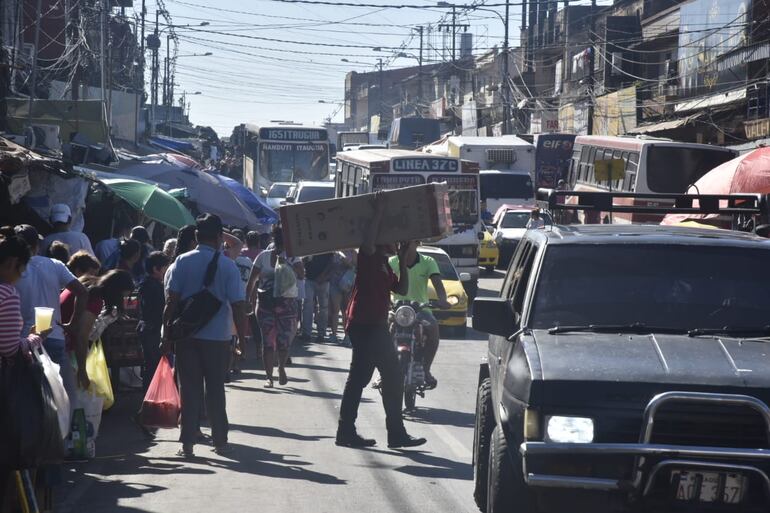 Una multitud de personas hicieron sus compras de último momento en el Mercado 4, este martes.