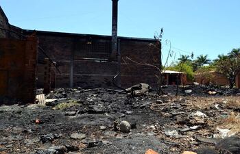 un-incendio-consume-una-fabrica-de-zapatillas-de-goma-en-luque-194901000000-511130.jpg