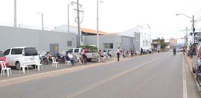 Adultos mayores se exponen a contagio para cobrar sus beneficios.