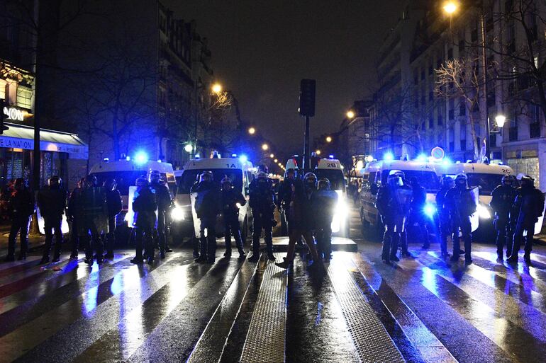 Policías antidisturbios en guardia ante la manifestación en París, este martes.
