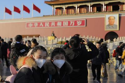 Dos mujeres con tapabocas en Pekín, China, este lunes.