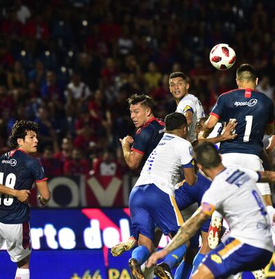 El salto del “Kure’í” Ruiz, que gana a todos para el cabezazo del primer gol cerrista. Observa, Haedo, quien marcaría el segundo.