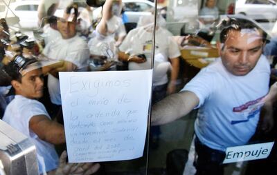 Docentes de la FEP “tomaron” ayer el MEC, exigiendo aumento de salario desde abril.