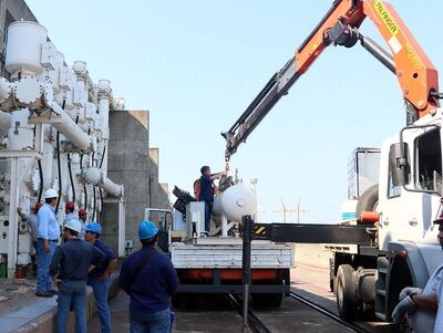 Las tareas comenzaron con el retiro de las barras cilíndricas, rodeadas de gas SF6, para su correspondiente descarga.