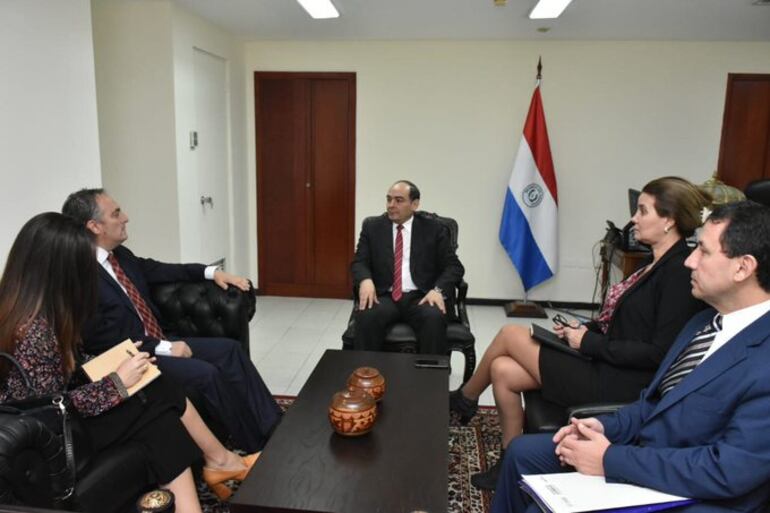 El embajador uruguayo escuchó atentamente sobre lo delicado que es el caso Arrom y Martí y se comprometió a aunar esfuerzos para la pronta detención de los prófugos.