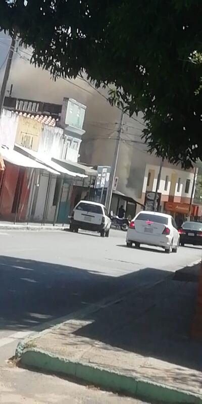 La humareda se vio desde varias cuadras de distancia de la casa incendiada.