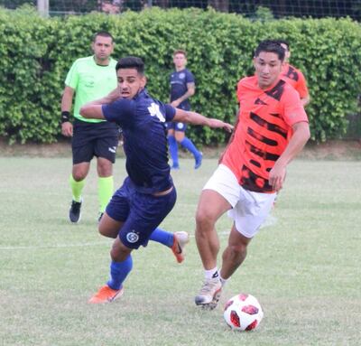 Rodrigo Ruiz Díaz (i), de Sol de América; y José Arnulfo Montiel disputan el balón en el amistoso de ayer.