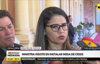 Ministra insiste en instalar mesa de crisis