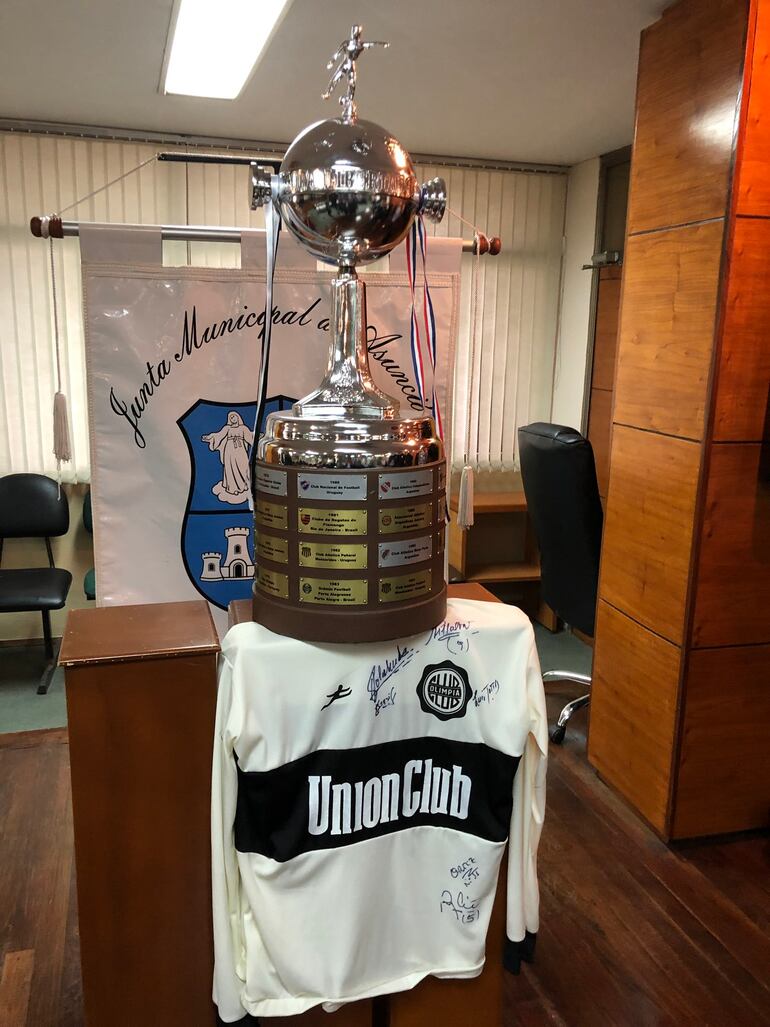 La Libertadores del 79 y la camiseta del club de aquella época.
