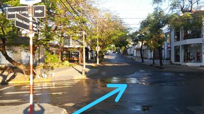 Caño roto en Senador Long y Moisés Bertoni.