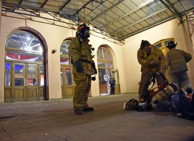 Bomberos voluntarios, con máscaras puestas, se disponen a   verificar el interior del Teatro Municipal, anoche.