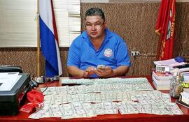 el-jefe-de-orden-y-seguridad-de-alto-parana-crio-princ-dario-aguayo-con-el-dinero-recuperado-en-ciudad-del-este--200627000000-1324470.jpg