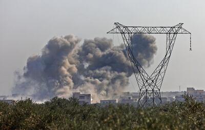 Una humareda se eleva de la aldea siria de Nayrab luego de un ataque aéreo de las fuerzas del régimen de Bashar al Asad.