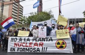 un-grupo-de-ciudadanos-paraguayos-y-formosenos-se-manifiestan-ante-la-embajada-argentina-en-asuncion-en-contra-de-la-instalacion-de-un-reactor-nuclear-231208000000-586925.jpg
