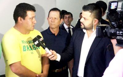 El suboficial inspector Nery Marcelo Núñez dialoga con los medios, en el juzgado, mientras espera la resolución de la jueza Carina Frutos.