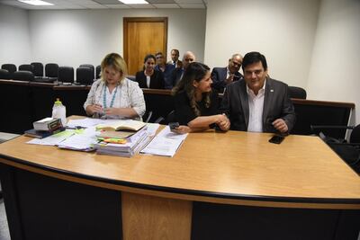 La nueva viceministra de Política Criminal, Cecilia Perez saludando hoy en Tribunales al absuelto senador Enrique Salym Buzarquis.