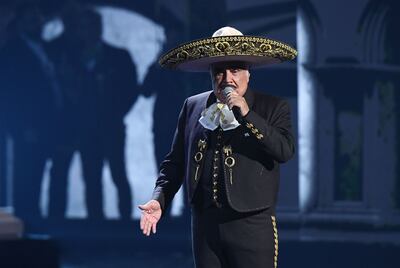 A los 79 años, el cantante mexicano Vicente Fernández emocionó al público en la entrega de los Latin Grammy.
