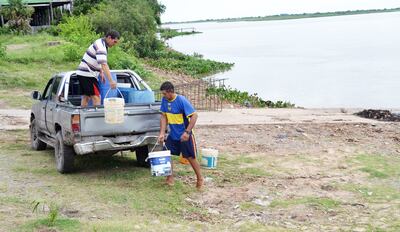 Los usuarios recurren al agua del río cuando se corta el servicio de la Junta de Saneamiento.