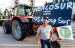 Protesta de productores agropecuarios franceses por la firma del tratado de la Unión Europea con el Mercosur, en el que ven en peligro su sector ante la gran producción sudamericana en esa área.