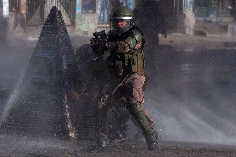 Un policía antidisturbios chileno se enfrenta a manifestantes en una protesta el pasado viernes en Santiago.
