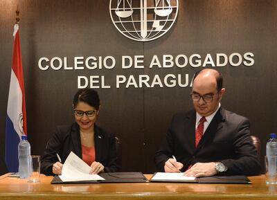 La ministra Cecilia Pérez y Rubén Galeano suscriben el convenio.
