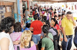 la-gente-forma-fila-para-ingresar-a-los-comercios-que-venden-articulos-de-limpieza-y-cosmeticos-son-asiduamente-visitados-por-pequenos-comerciantes-p-211043000000-539435.jpg