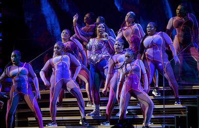 La cantante Lizzo abrió la ceremonia con una monumental presentación, que incluyó a una gran orquesta y más de una decena de bailarinas.