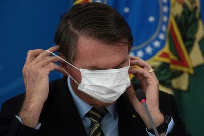 El presidente Jair Bolsonaro habla durante una rueda de prensa, luego de reunirse con ministros en el Palacio de Planalto, sobre las medidas adoptadas por el gobierno contra la expansión del coronavirus, este miércoles, en Brasilia (Brasil).