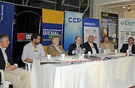 hugo-caceres-fernando-duarte-carlos-domenech-guillermo-knapps-silvio-feliciangeli-luis-silvio-rios-y-federico-franco-troche-en-la-mesa-del-panel-223827000000-607225.jpg
