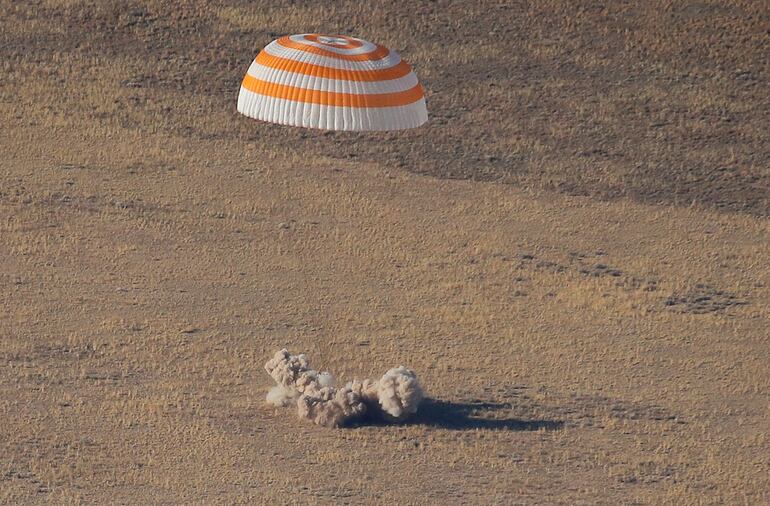 La cápsula rusa de la nave Soyuz MS-12 toca suelo en Kazajistán.