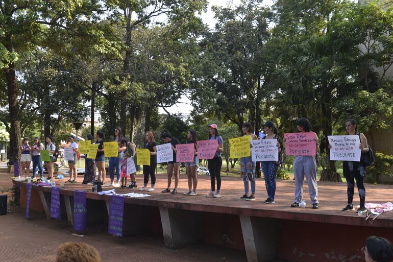 Los manifestantes en la plaza de la Paz de Ciudad del Este.