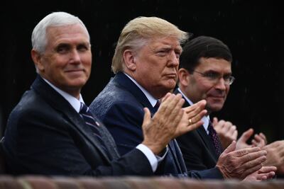 El vicepresidente de EE.UU., Mike Pence (i) junto al jefe de Estado, Donald Trump(C) y el secretario de Defensa, Mark Esper (d).