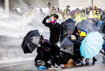 Los manifestantes pro democracia en Hong Kong se mantienen firme ante la dictadura china.