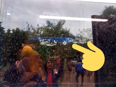 Fotografía publicada por la cuenta de Twitter del Deportivo Capiatá en donde se observa el agujero de una bala en una de las ventanas del colectivo que transportaba al plantel.