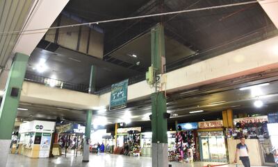 Por la noche ya se retiraron todas las vigas del techo que cayeron al paseo central. Toda el sector estaba con desperdicios.