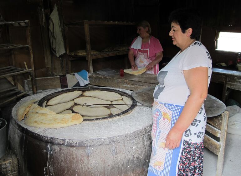 Los pequeños panes tienen un sabor único cuando están recién salidos del horno. Suelen servirse con queso y vino.
