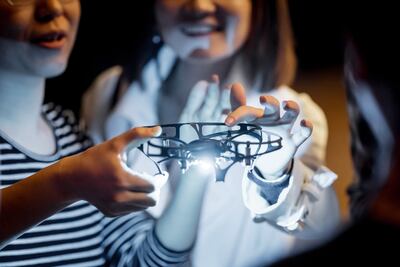 Suiza se ha convertido en un país líder internacional en el desarrollo de la robótica y los drones. Su tradición y fortalezas en  la mecánica y los relojes, junto con la investigación,  han colaborado para este logro.