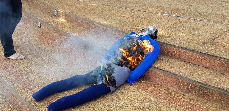 Tras la manifestación los funcionarios quemaron el muñeco.